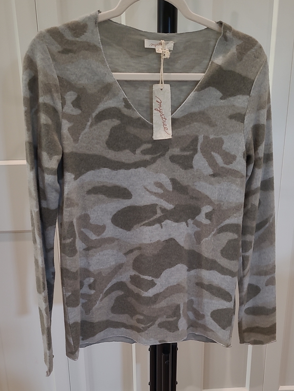 Mystree Gray Camo V-Neck Sweater NWT - Very Soft
